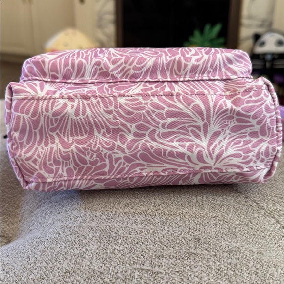 NWT, Baggallini modern pocket crossbody in an adorable pink print . - Picture 6 of 8